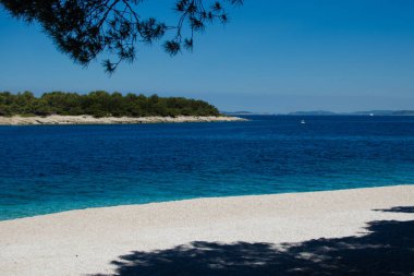 Açık çakıl Plajı manzaralı 