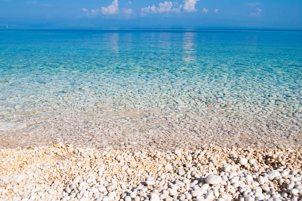 Água do mar azul-turquesa transparente — Fotografia de Stock