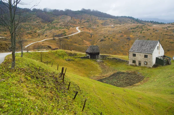 Πέτρινο Σπίτι Στο Βουνό Φθινοπωρινό Ποιμενικό Τοπίο — Φωτογραφία Αρχείου