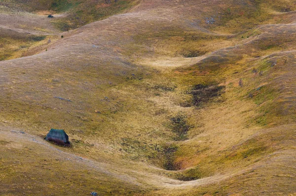 Dolambaçlı Bir Arazisi Ahşap Çoban Kulübesi Olan Pastoral Bir Manzara — Stok fotoğraf