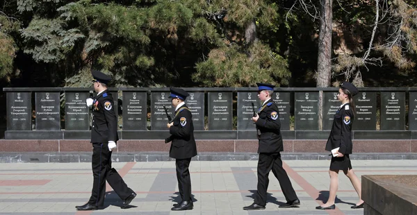 Guard of honor passes near memorial "Military Glory" — Stock Photo, Image