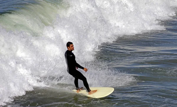 Surfer op het bord — Stockfoto