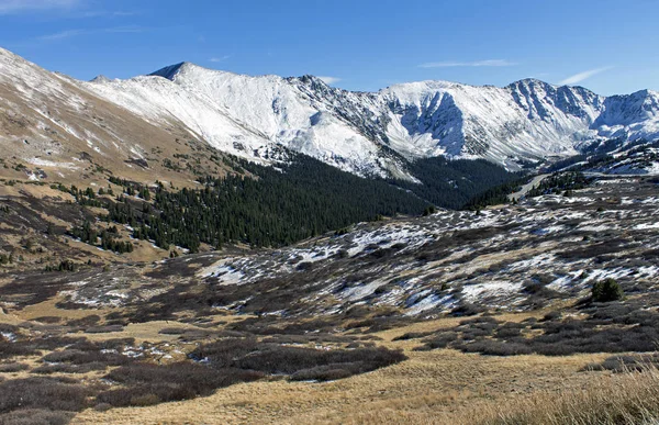 Снежные скалистые горы с в Колорадо — стоковое фото