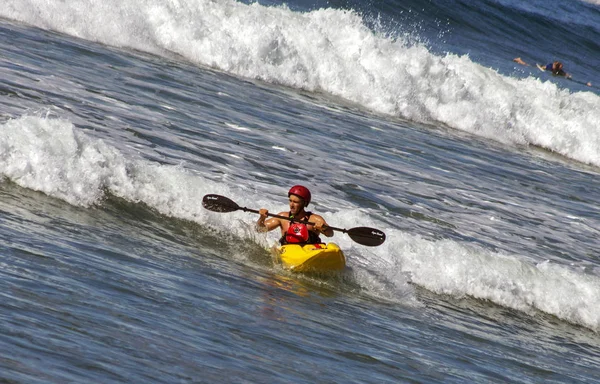 Unknown  kayaker  of rowing of Pacifik ocean — Stock Photo, Image