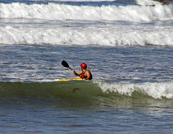Onbekende kayaker van roeien van Pacifik Oceaan — Stockfoto