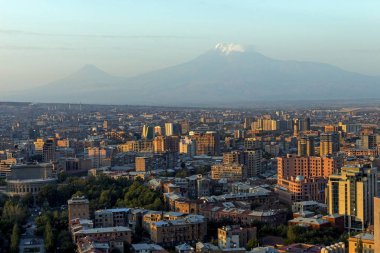 Dağ Ararat ve Yerevan şehir görünümünü