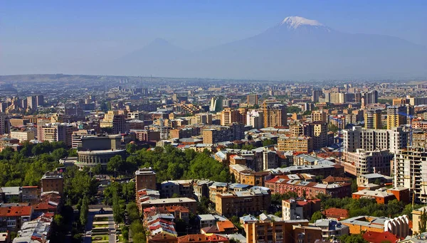 Посмотреть на гору Арарат в городе Ереван — стоковое фото
