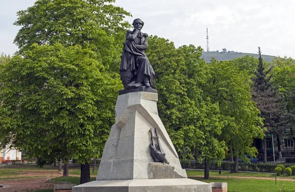 詩人ピャチゴルスクでレールモントフの記念碑 — ストック写真