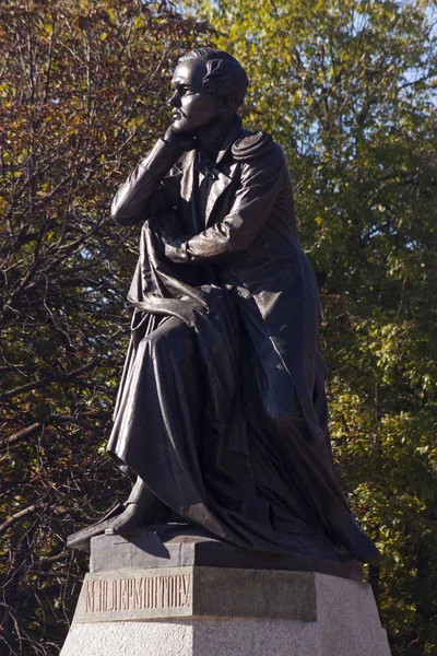 The monument poet Mikhail  Lermontov — Stock Photo, Image