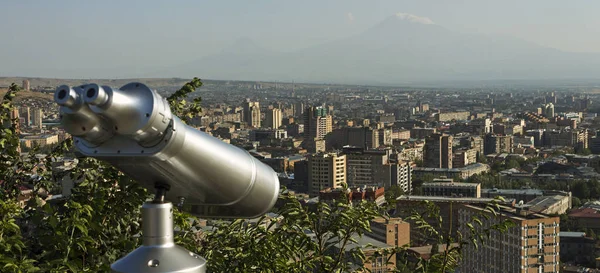 Una hermosa vista de la montaña Ararat y la ciudad de Ereván . — Foto de Stock