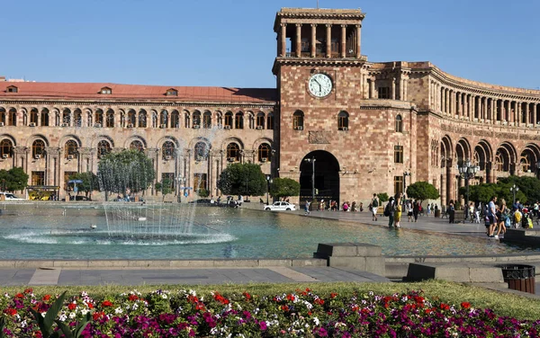 Krásná budova na náměstí republiky v Jerevanu — Stock fotografie