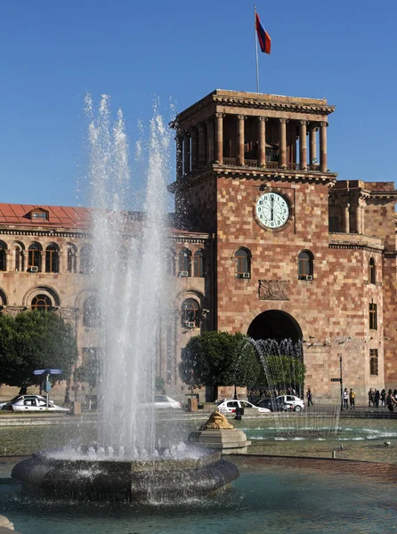 Belo edifício em Yerevan . — Fotografia de Stock