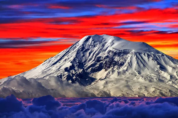 Een prachtig uitzicht op de top van de grote Ararat — Stockfoto