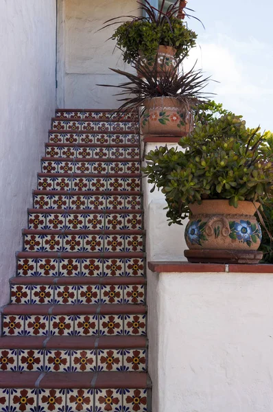 Vieux escaliers dans la vieille ville . — Photo