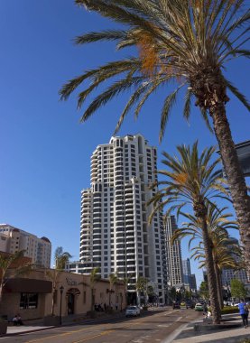 Bahar gününde sokakları San Diego şehir içinde 