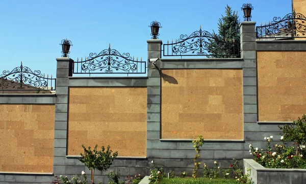 Schöner hoher Zaun. — Stockfoto