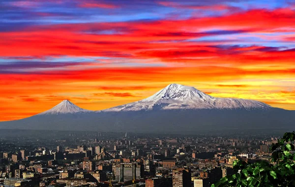 Kilátás a fenséges Ararat-hegyre — Stock Fotó