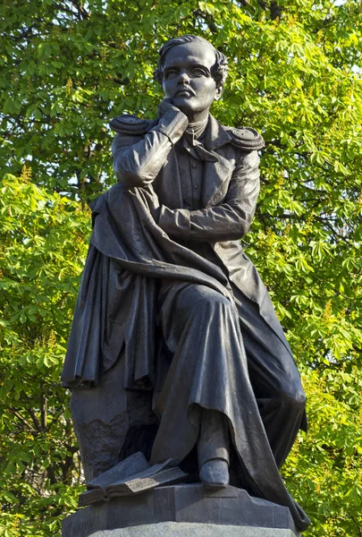 Das Denkmal des Dichters Lermontow in Pjatigorsk. — Stockfoto