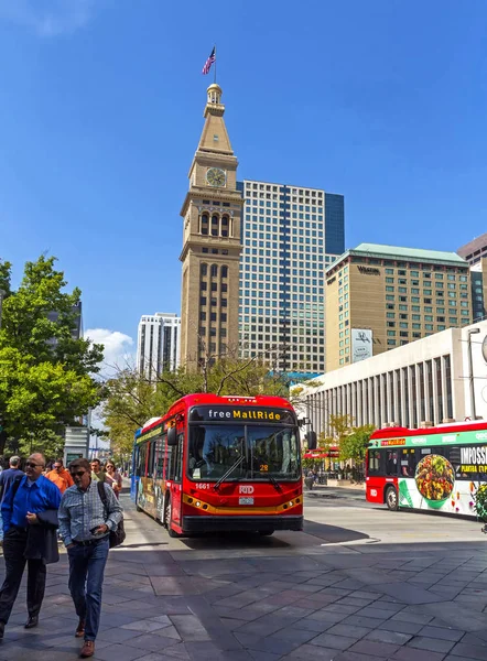Bus and big ben on the 16th street mall  in Denver. — Stock Photo, Image