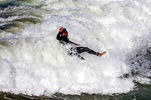 Un surfeur inconnu tombe dans l'eau . — Photo