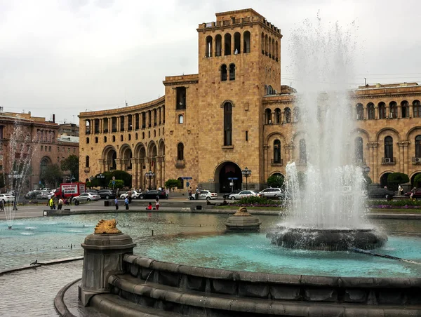 Фонтан в центре Еревана . — стоковое фото