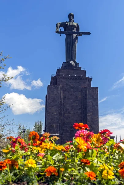 Estatua de la Madre Armenia en la ciudad de Ereván, Armenia . — Foto de Stock