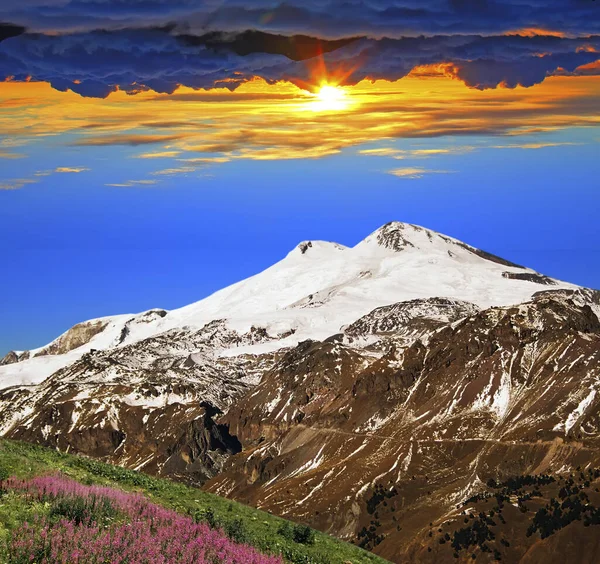 Avrupa Nın Yüksek Dağı Deniz Seviyesinden 5642 Metre Yükseklikteki Elbrus — Stok fotoğraf