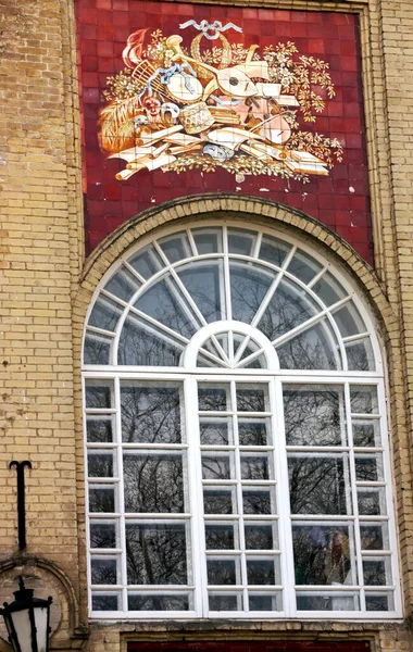 旧大楼的旧窗户 — 图库照片
