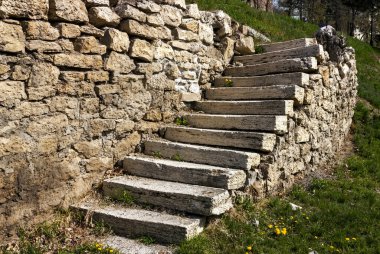 Pyatigorsk 'ta güneşin aydınlattığı eski merdiven..