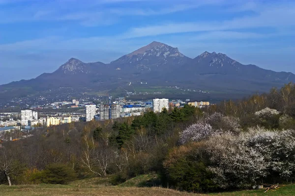 Mashuk Dağı Ndan Beshtau Dağı Nın Görüntüsü — Stok fotoğraf