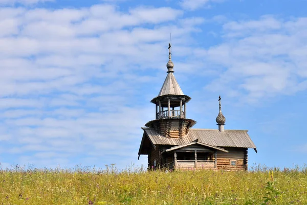 Дерев'яна церква в Росії — стокове фото