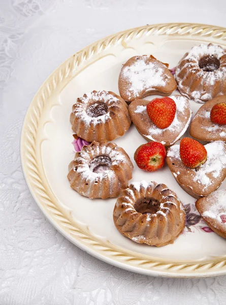 Muffins with strawberries on a old plate — Stock Photo, Image