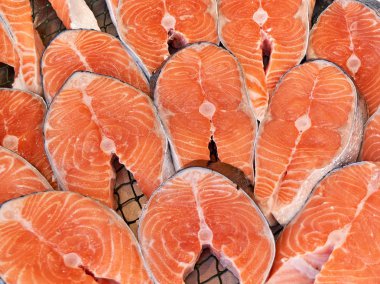 Somon steak sayaç balık eşya üzerinde. Istanbul, Türkiye.