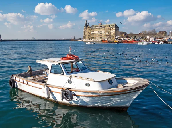 Una piccola barca da diporto sullo sfondo Haydarpasa Terminal — Foto Stock