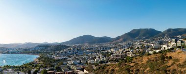Tepeden Gumbet Körfezi 'ne bak. Akşam aydınlatması. Bodrum, Türkiye.