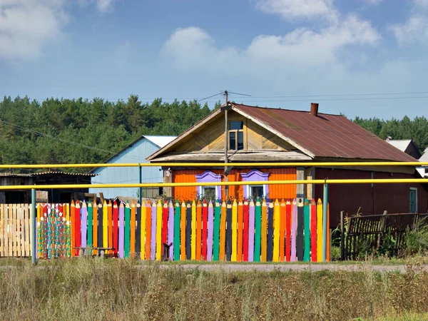 Ett Orange Hus Med Ett Intressant Staket Form Färgade Pennor — Stockfoto