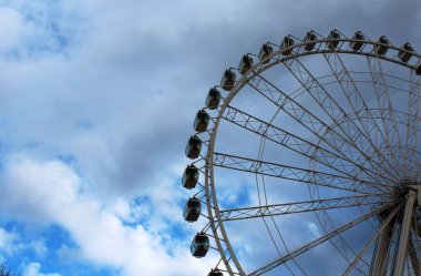 dönme dolap üzerinde gökyüzü