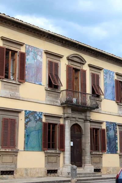 Vue sur la façade à Montecatini Terme — Photo