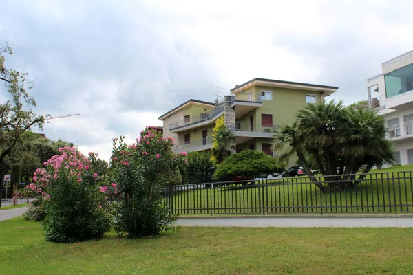 Uitzicht op de stad van Desenzano del Garda — Stockfoto