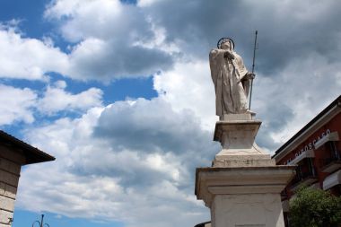 Bir Desenzano del Garda şehir manzaralı