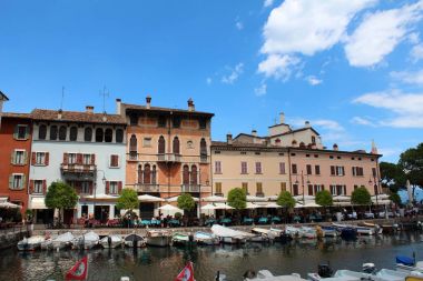 Bir Desenzano del Garda şehir manzaralı