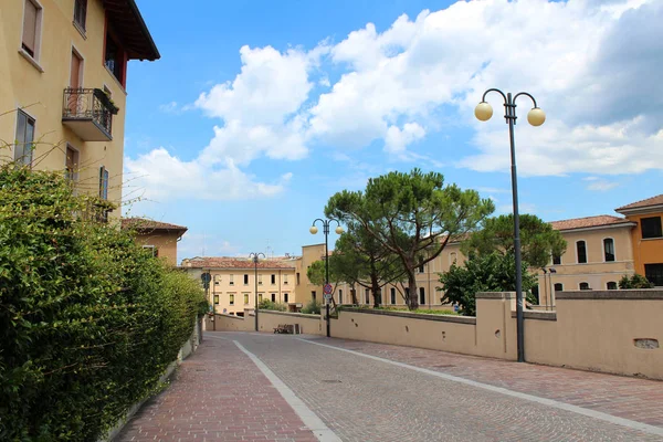 Veduta della città di Desenzano del Garda — Foto Stock