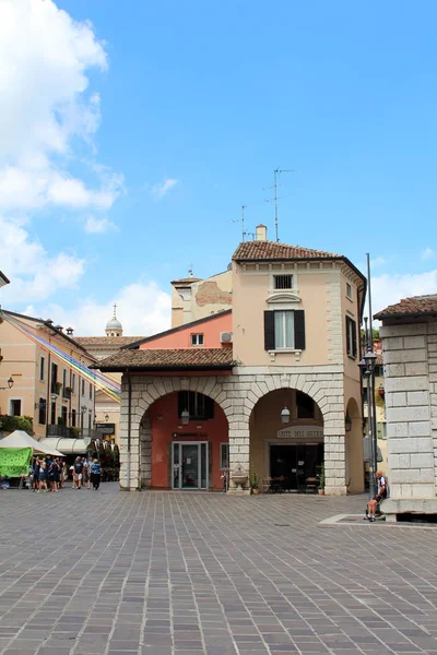 Veduta della città di Desenzano del Garda — Foto Stock