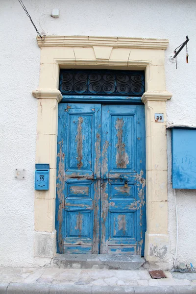 Alte tür in larnaka, zypern — Stockfoto