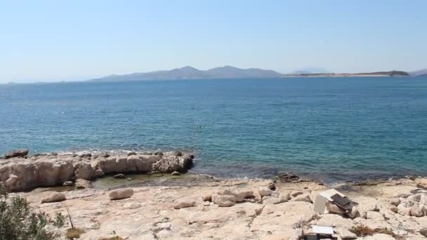 Вид на Саронический залив вблизи порта Пирей в Аттике, Греция — стоковое видео