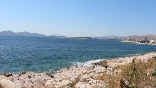 Uitzicht op de Saronische Golf en Piraeus haven in Attica, Griekenland — Stockvideo