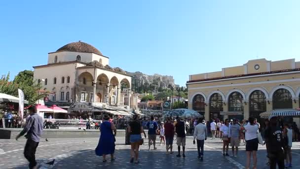 Touristen zu Fuß in der Nähe der Akropolis von Athen, Attika, Griechenland — Stockvideo