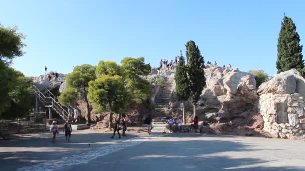 Turistas caminando cerca de la Acrópolis de Atenas, Ática, Grecia — Vídeo de stock