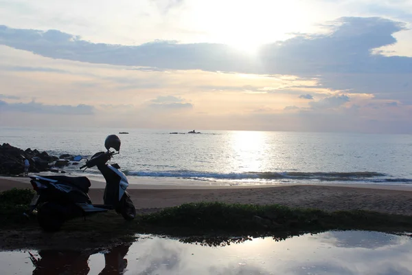 Пляж Хиккадува в Шри-Ланке — стоковое фото
