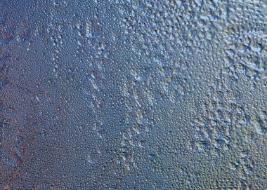 Su bardağa düşer.